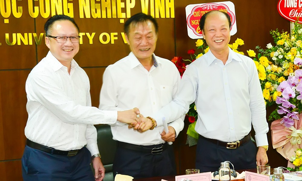 Ông Trần Lê Dũng (giữa), TS. Nguyễn Đình Thắng (phải) cùng TS. Lê Văn Hỷ tại Hội nghị các Nhà đầu tư Trường Đại học Công nghiệp Vinh năm 2020  