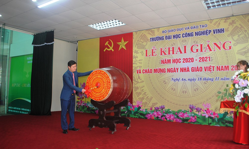 Tiến sĩ Trần Mạnh Hà, quyền Hiệu trưởng trường ĐHCN Vinh đánh trống khai giảng năm học 2020-2021
