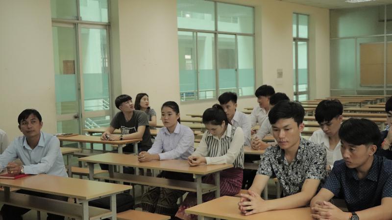 Các sinh viên Lào tỉnh Xiêng Khoảng trong buổi gặp gỡ, trò chuyện với đại diện Sở GD&TT tỉnh XIêng Khoảng