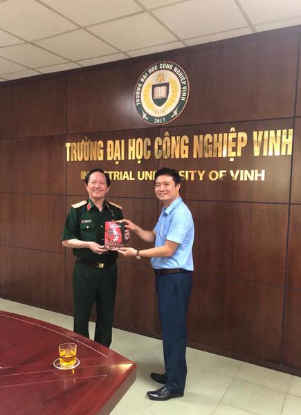 TS. Trần Mạnh Hà Q.Hiệu trưởng Trường ĐH Công nghiệp Vinh thay mặt nhà trường nhận quà tặng của Thượng tướng Nguyễn Hữu Hiền