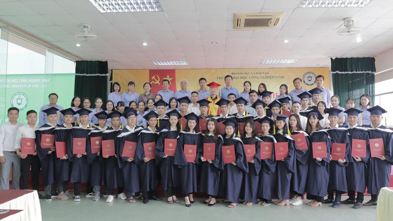 Trường Đại học Công nghiệp Vinh tổ chức Lễ trao bằng tốt nghiệp và Ngày hội việc làm 2020