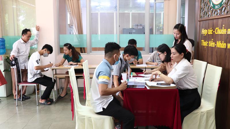 Trường Đại học Công nghiệp Vinh tổ chức nhập học cho tân sinh viên khoá 9