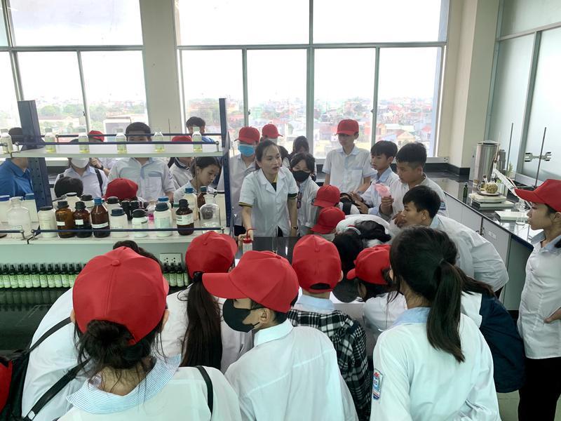 Gần 300 học sinh tham quan trải nghiệm thực tế tại trường Đại học Công nghiệp Vinh
