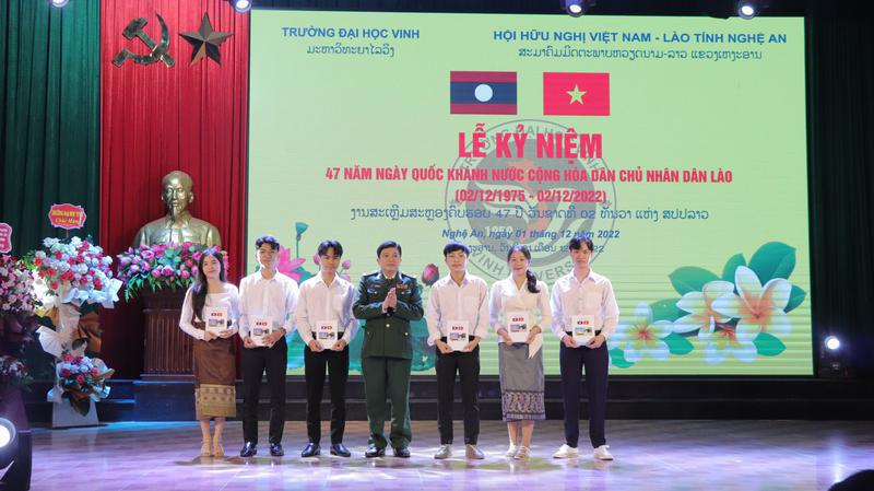 Lưu học sinh Lào tại IUV vinh dự nhận học bổng từ Hội Hữu nghị Việt Nam - Lào tỉnh Nghệ An