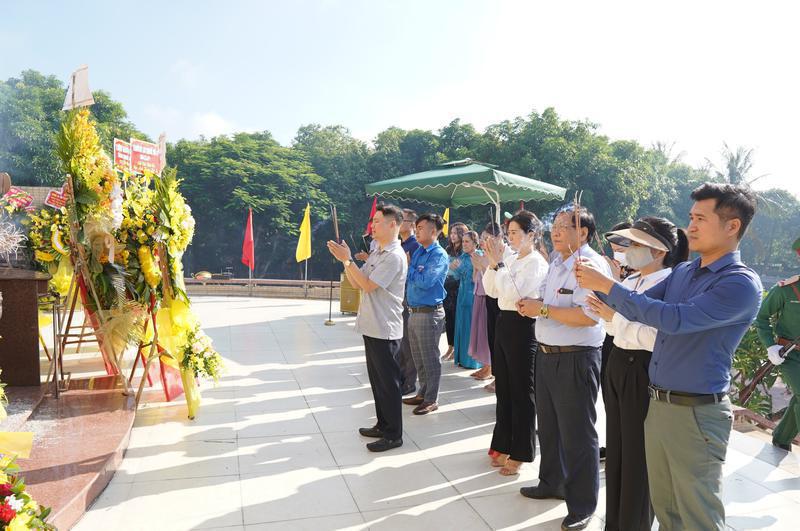 Trường Đại học Công nghiệp Vinh dâng hương tưởng niệm các Anh hùng liệt sĩ tại Nghĩa trang liệt sĩ thành phố Vinh