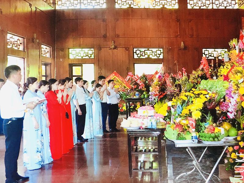 Trường ĐH Công Nghiệp Vinh dâng hương tưởng niệm nhân ngày sinh Chủ tịch Hồ Chí Minh
