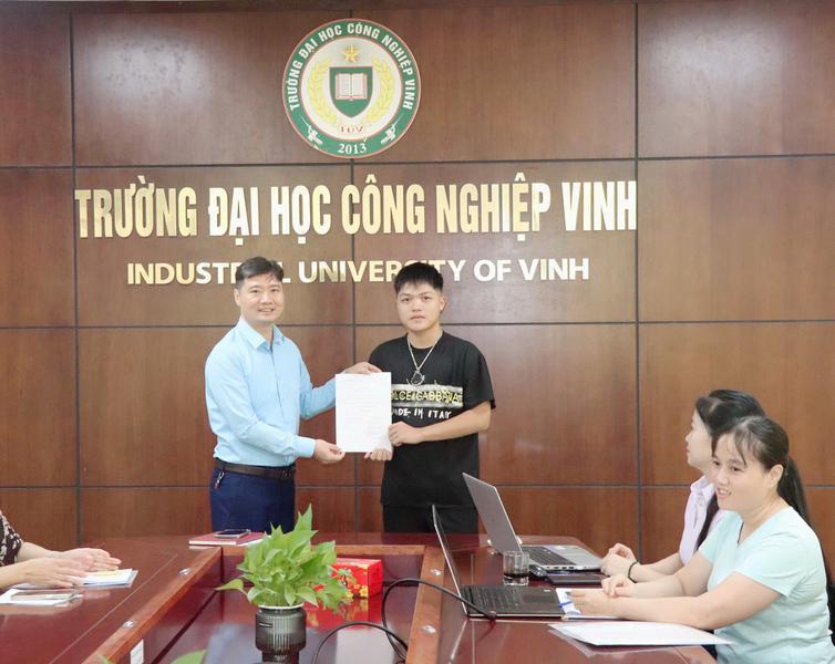Sinh hoạt Chi bộ thường kỳ và trao quyết định công nhận Đảng viên chính thức