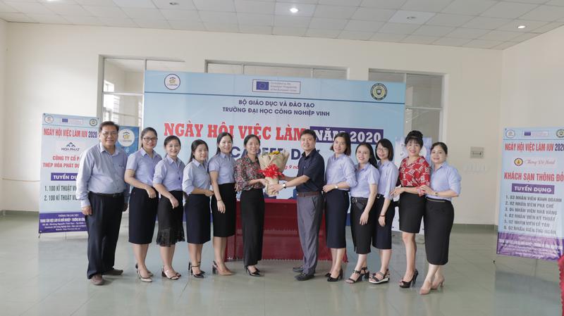 Description: D:\truyền thông 2\ảnh tư liệu\Trao bằng tốt nghiệp 04.09\IMG_4656.JPG