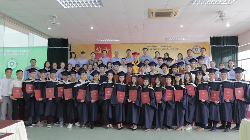 Description: D:\truyền thông 2\ảnh tư liệu\Trao bằng tốt nghiệp 04.09\IMG_4827.JPG
