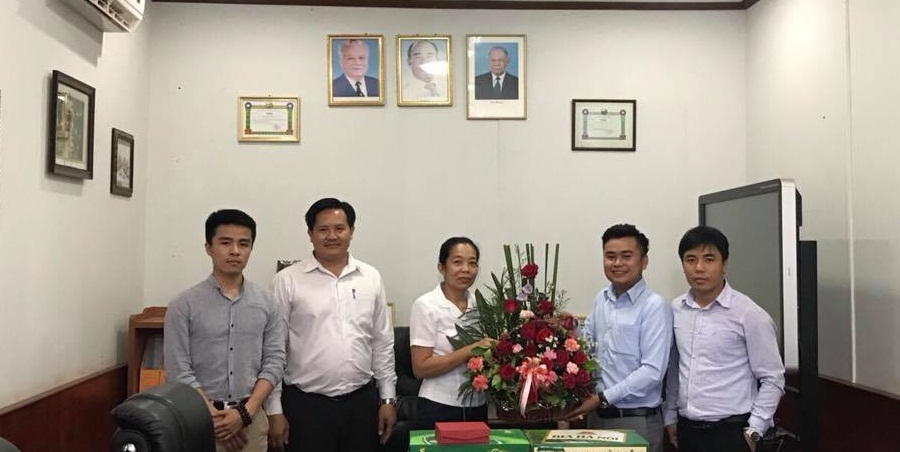 Thăm và tặng hoa tại trường CĐ Hữu nghị Viêng Chăn - Hà Nội